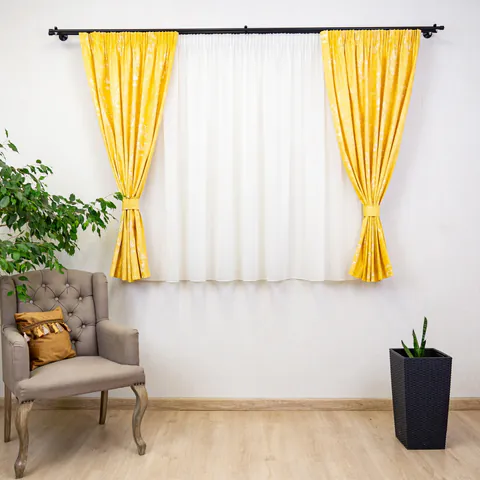 Set 2 draperii scurte din bumbac, Hiko Nostalgie Baroc Garden Galben, cu rejansa Premium creion de 6,5cm cu 2 benzi de prindere