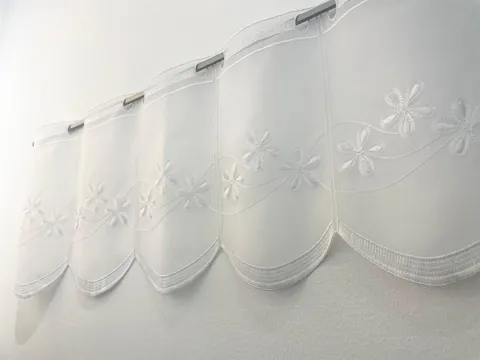 Perdea brodata tip in, scurta inaltime de 30cm, pentru bucatarie, Hiko Organza pentru prindere direct pe geam cu raport 1 la 1