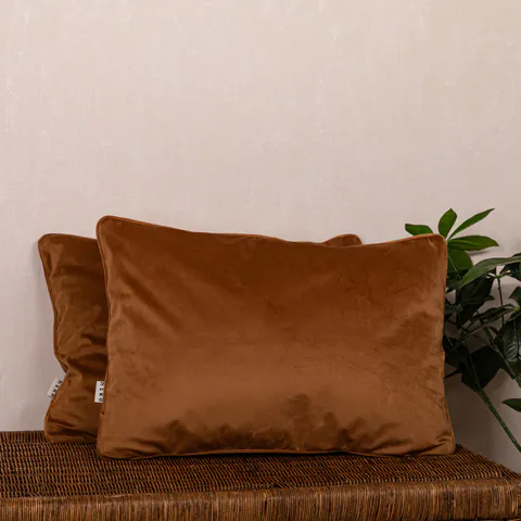 Set 2 perne decorative 2x40x60cm cu fata detasabila, Hiko COMFY catifea cognac