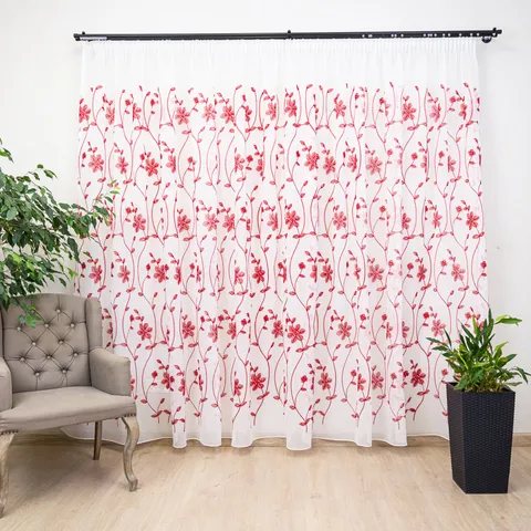 Perdea alba, brodata cu flori rosii, cu rejansa