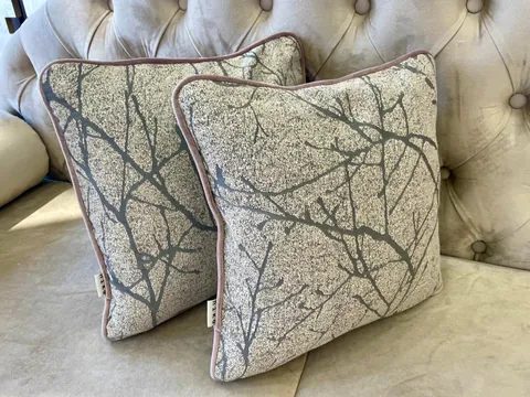 Set 2 perne decorative din material plin, cu fata detasabila si vipusca roz pudra, 2x40x40cm