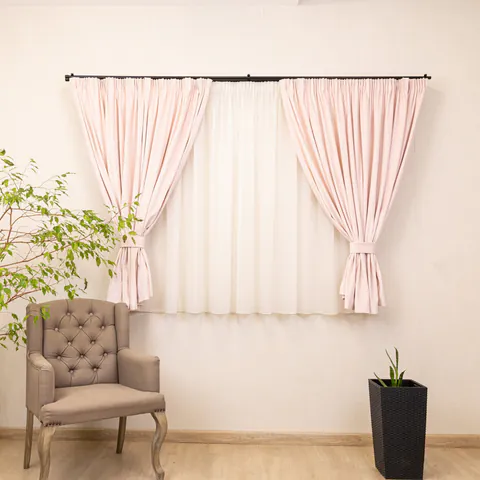 Set 5 piese Hiko, doua draperii scurte din catifea Comfy baby roz cu 2 benzi de prindere si o perdea Ana voal, cu rejansa Premium, creion de 6,5cm