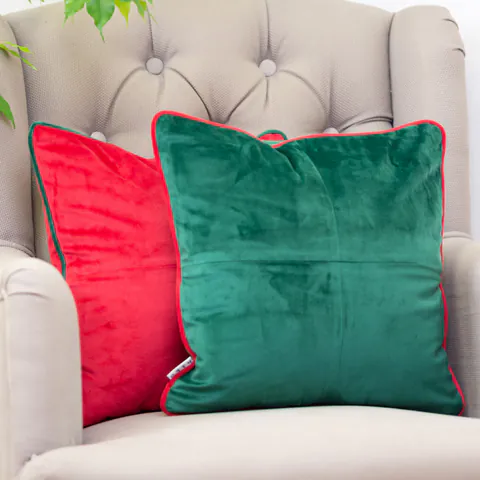 Set 2 perne decorative, cu fata detasabila, Hiko Comfy Christmas Mix catifea verde smarald si catifea rosie