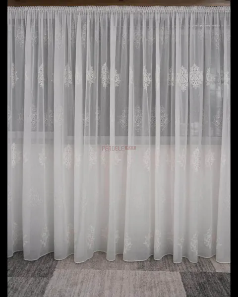 Perdea in brodat alb ,model baroc