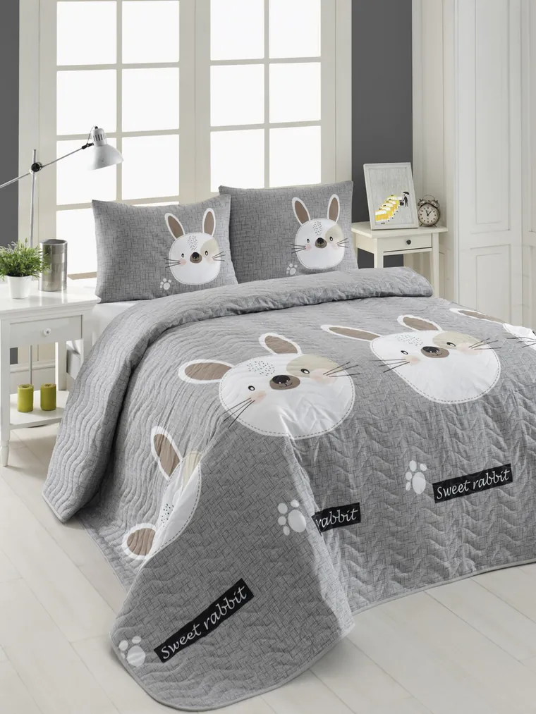 Set cuvertura matlasata dubla King (FR), 3 piese, L'essentiel Maison, Tavşancık, 65% bumbac/35% poliester, Gri / Maro / Alb / Roz
