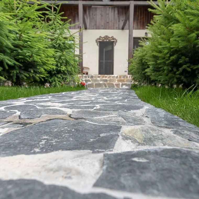 Ardezie Poligonala Verde Laguna Lespezi – Piatra Naturala pt. Pavaje, Pasi Gradina, Alei (1 mp = 3–5 bucati, 10mp/palet)