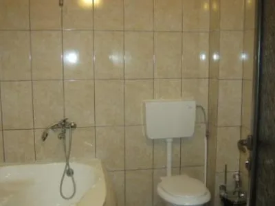 Hostel de vanzare in judetul Prahova, comuna Brazi, la 7 km vest de Ploiesti. Imobilul se afla la circa 300 m de DN1 si la aproximativ 800 m de inelul de autostrada A3 Ploiesti - Bucuresti