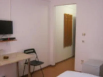 Hostel de vanzare in judetul Prahova, comuna Brazi, la 7 km vest de Ploiesti. Imobilul se afla la circa 300 m de DN1 si la aproximativ 800 m de inelul de autostrada A3 Ploiesti - Bucuresti