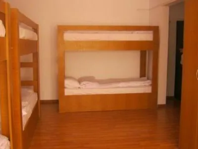 Hostel de vanzare in judetul Prahova, comuna Brazi, la 7 km vest de Ploiesti. Imobilul se afla la circa 300 m de DN1 si la aproximativ 800 m de inelul de autostrada A3 Ploiesti - Bucuresti