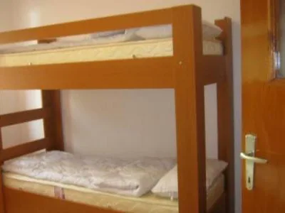 Hostel de vanzare in judetul Prahova, comuna Brazi, la 7 km vest de Ploiesti. Imobilul se afla la circa 300 m de DN1 si la aproximativ 800 m de inelul de autostrada A3 Ploiesti - Bucuresti