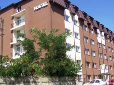 Hostel de vanzare in judetul Prahova, comuna Brazi, la 7 km vest de Ploiesti. Imobilul se afla la circa 300 m de DN1 si la aproximativ 800 m de inelul de autostrada A3 Ploiesti - Bucuresti