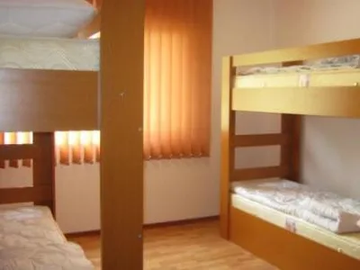 Hostel de vanzare in judetul Prahova, comuna Brazi, la 7 km vest de Ploiesti. Imobilul se afla la circa 300 m de DN1 si la aproximativ 800 m de inelul de autostrada A3 Ploiesti - Bucuresti