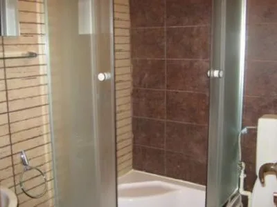 Hostel de vanzare in judetul Prahova, comuna Brazi, la 7 km vest de Ploiesti. Imobilul se afla la circa 300 m de DN1 si la aproximativ 800 m de inelul de autostrada A3 Ploiesti - Bucuresti