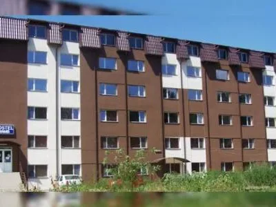 Hostel de vanzare in judetul Prahova, comuna Brazi, la 7 km vest de Ploiesti. Imobilul se afla la circa 300 m de DN1 si la aproximativ 800 m de inelul de autostrada A3 Ploiesti - Bucuresti