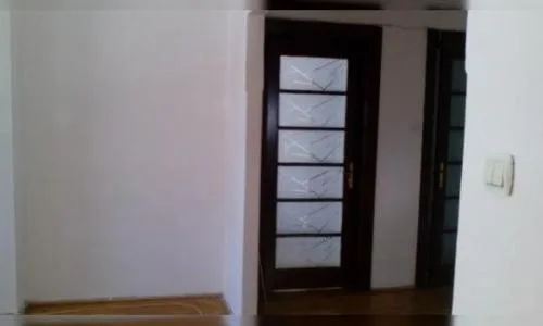 2 apartamente de 2 si 3 camere lipite printr-un perete