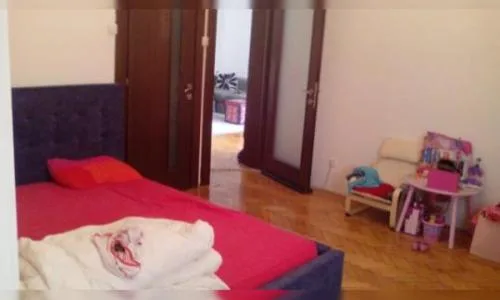 2 apartamente de 2 si 3 camere lipite printr-un perete