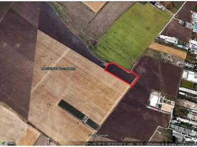Teren 2,5ha parcelabil in loturi de 3000mp situat in Constanta zona Halele Zip si salonul de nunti Elton Balroom.terenul se afla la 80mp de utilitati si are depusa documentatia pentru obtinerea puz,estre pretabil pentru constructii civile sau industriale