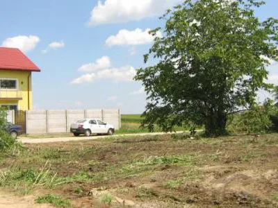 V?nd teren construibil intravilan ?n Vestul Bucure?tiului , dou? deschideri , ?n Dragomire?ti- Vale / Ilfov , zona Prim?riei , Liceului , la 5 min. de Bucure?ti