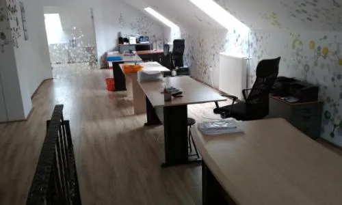 Dau in chirie mansarda casa pentru birouri, mobilata, utilata