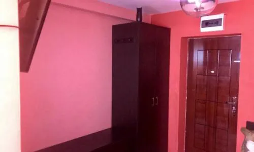 Decat sa stai cu chirie.....mai bine sa ai coltisorul tau