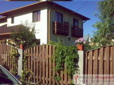Casa de vanzare, 5 camere, cu gradina si terasa, cu loc de parcare 2 masini in curte, strada privata (servitute cu porti de acces), vis-a-vis de fostele sere
