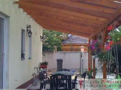 Casa de vanzare, 5 camere, cu gradina si terasa, cu loc de parcare 2 masini in curte, strada privata (servitute cu porti de acces), vis-a-vis de fostele sere