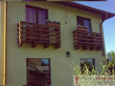 Casa de vanzare, 5 camere, cu gradina si terasa, cu loc de parcare 2 masini in curte, strada privata (servitute cu porti de acces), vis-a-vis de fostele sere