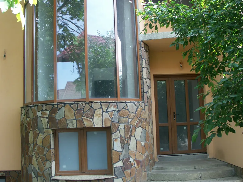 Vila cu etaj la curte Ghimbav