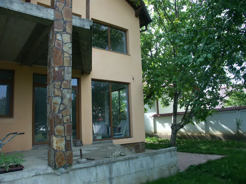 Vila cu etaj la curte Ghimbav