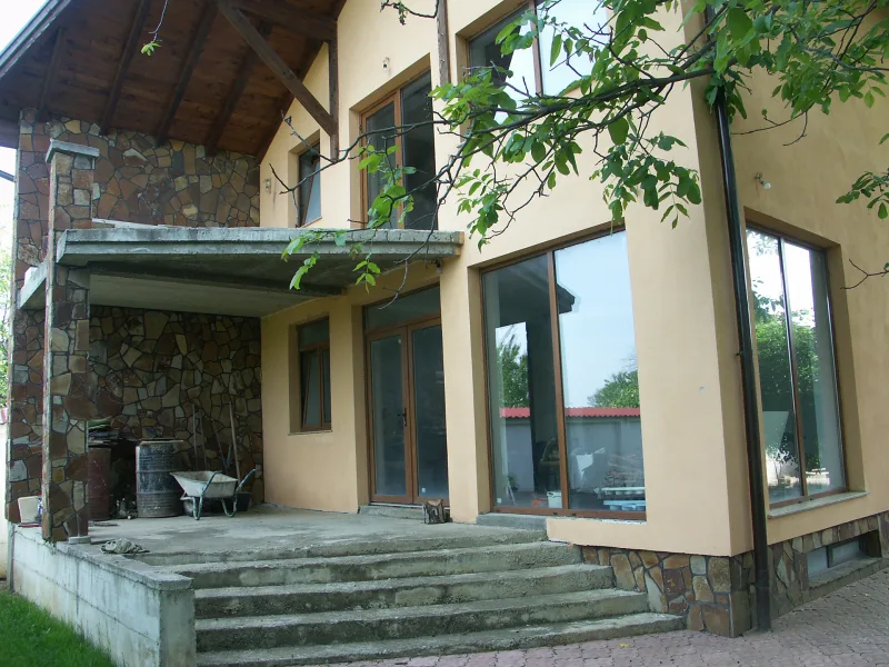 Vila cu etaj la curte Ghimbav