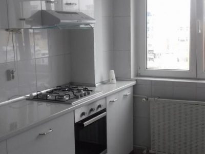 Ofer pentru inchiriere apt. 4 camere Piata Victoriei vizavi de America House