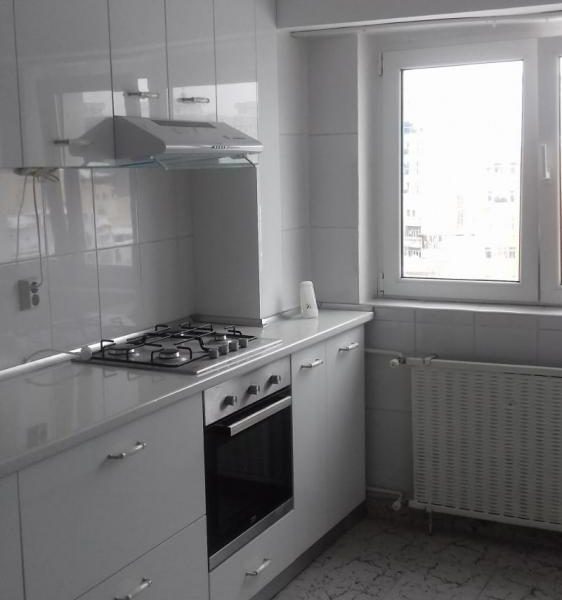 Ofer pentru inchiriere apt. 4 camere Piata Victoriei vizavi de America House