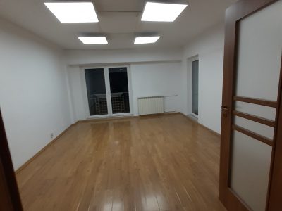 Ofer pentru inchiriere apt. 4 camere Piata Victoriei vizavi de America House