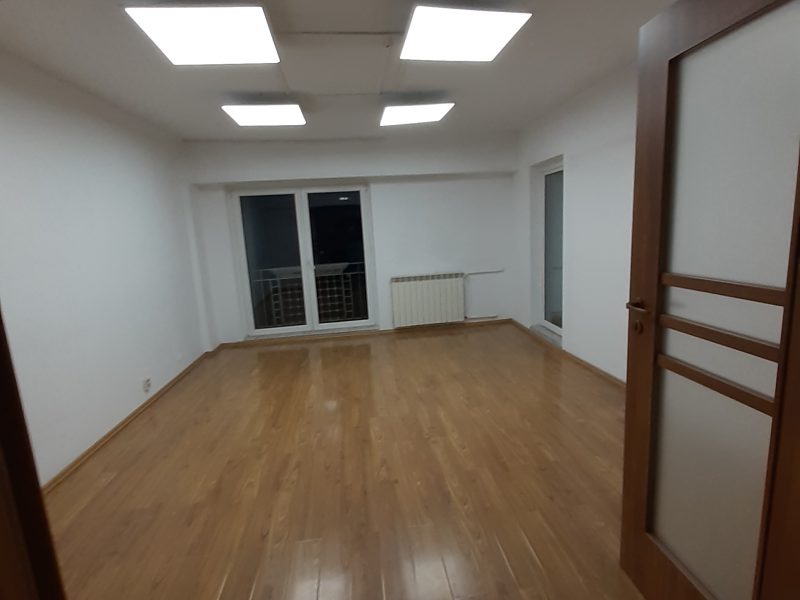 Ofer pentru inchiriere apt. 4 camere Piata Victoriei vizavi de America House