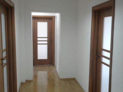 Ofer pentru inchiriere apt. 4 camere Piata Victoriei vizavi de America House