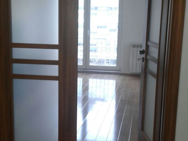 Ofer pentru inchiriere apt. 4 camere Piata Victoriei vizavi de America House