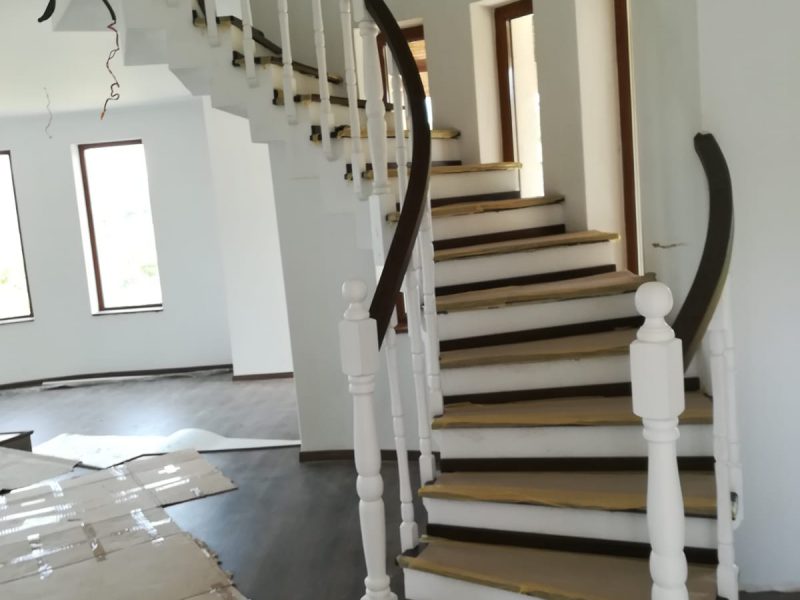 VANZARE VILA Câmpulung Muscel cu vedere deasupra orașului către Făgăraș/Bucegi