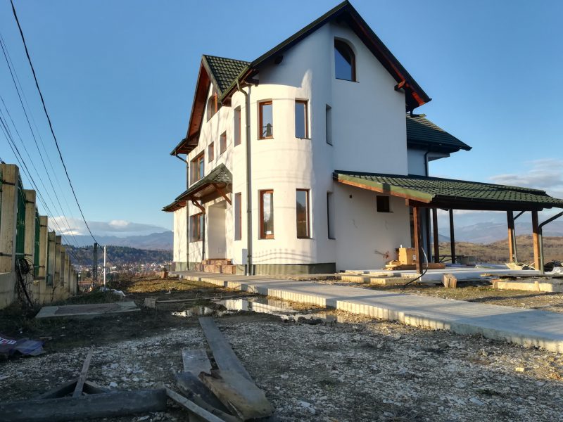 VANZARE VILA Câmpulung Muscel cu vedere deasupra orașului către Făgăraș/Bucegi