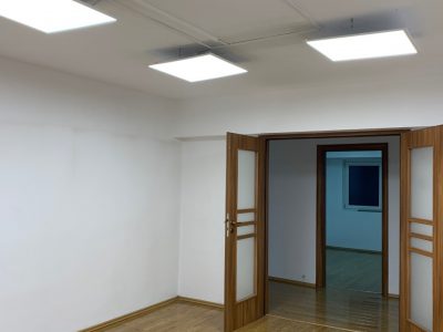 Ofer pentru inchiriere apt. 4 camere Piata Victoriei vizavi de America House