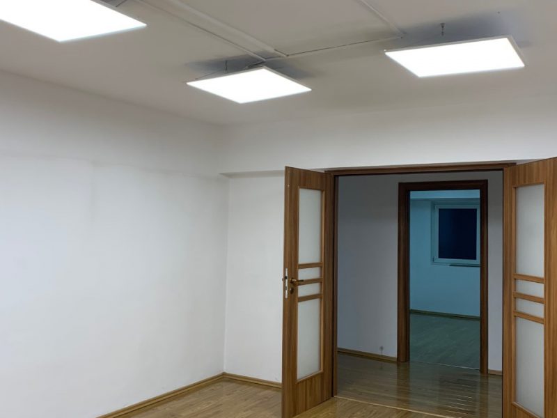 Ofer pentru inchiriere apt. 4 camere Piata Victoriei vizavi de America House