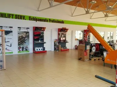 Comanesti / Bacau - Echipamente de curateniie si logistica