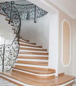 Usi si scari din lemn masiv realizate la comanda - Margineni / Bacau