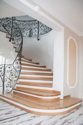 Usi si scari din lemn masiv realizate la comanda - Margineni / Bacau