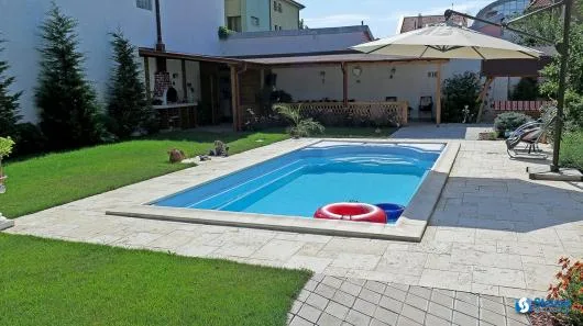 Producator piscine din fibra de sticla