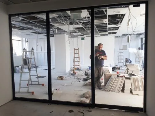 Mobilier si amenajari interioare din sticla