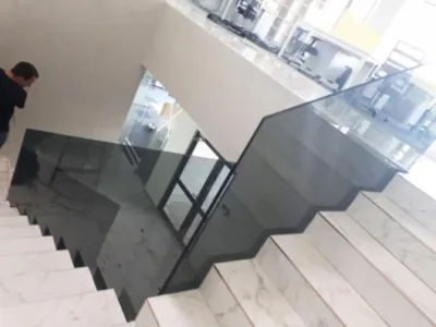 Mobilier si amenajari interioare din sticla