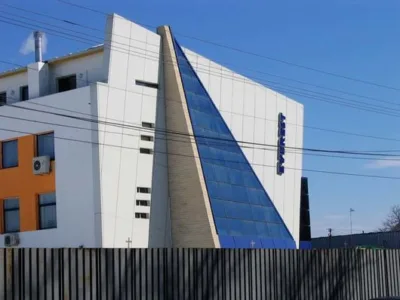 Fatade ventilate - tamplarie PVC si aluminiu