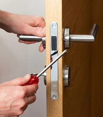 Deblocari usi Bucuresti