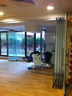 Amenajari interioare cu sticla securizata - Bucuresti