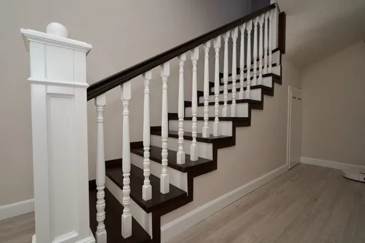 Usi si scari din lemn masiv realizate la comanda - Margineni / Bacau